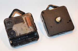 Механизм кварцевый для настенных часов с вешалкой, футор 12 мм (плавный ход)